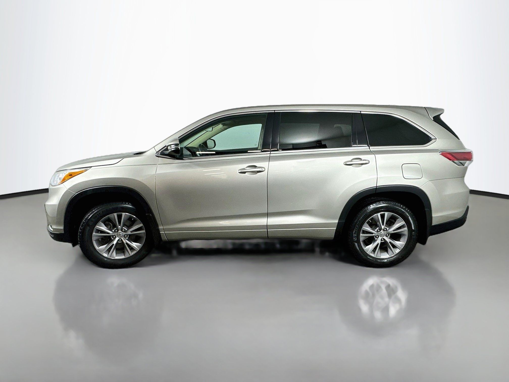Used 2014 Toyota Highlander Plus AWD/4WD image 4