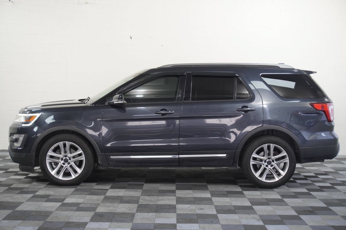 Used 2017 Ford Explorer XLT w/ Equipment Group 202A FWD image 2