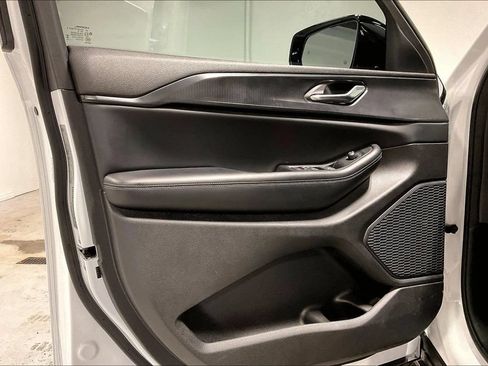 Used 2025 Jeep Grand Cherokee L Altitude RWD image 22