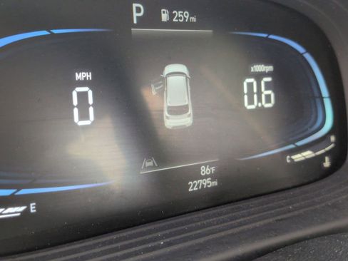 Used 2025 Hyundai Venue SEL FWD image 16