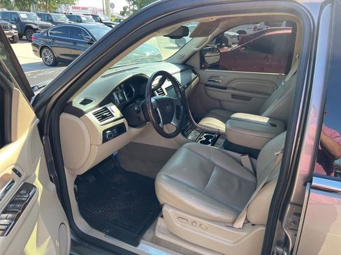 Used 2011 Cadillac Escalade 2WD image 6