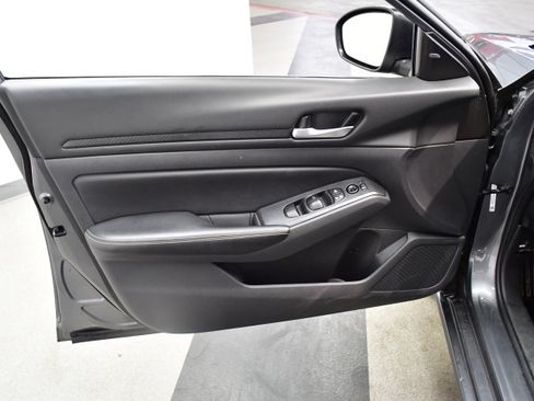 Used 2025 Nissan Altima 2.5 SV FWD image 16