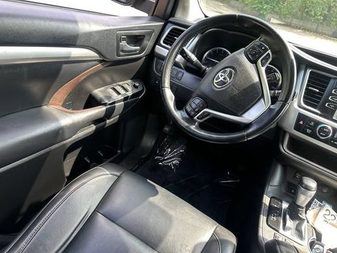 Used 2019 Toyota Highlander XLE AWD/4WD image 21