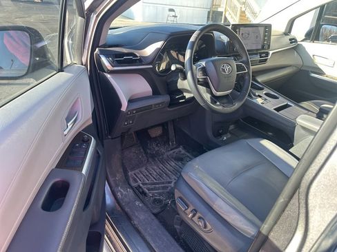 Used 2021 Toyota Sienna XLE image 25