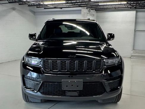 Used 2023 Jeep Grand Cherokee Altitude AWD/4WD image 7