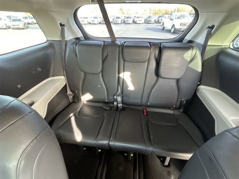 Used 2024 Kia Carnival LX image 28