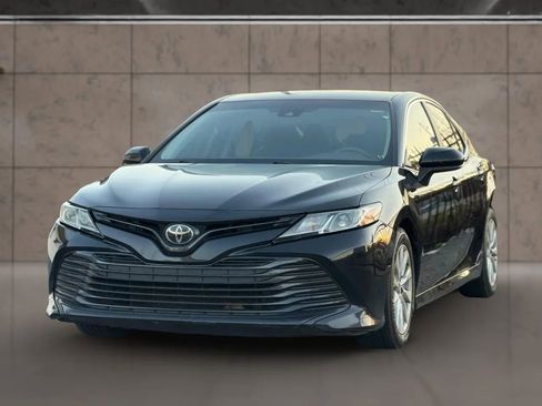 Used 2018 Toyota Camry LE FWD image 3