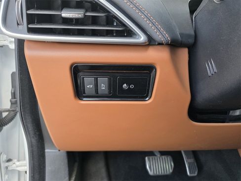 Used 2020 Jaguar F-PACE SVR image 27