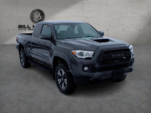 Used 2019 Toyota Tacoma TRD Sport image 3