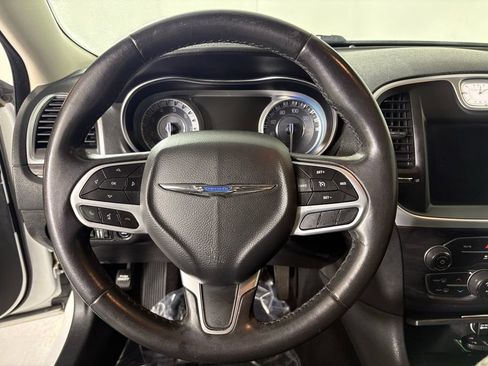 Used 2019 Chrysler 300 Touring w/ Chrome Appearance Package RWD image 23