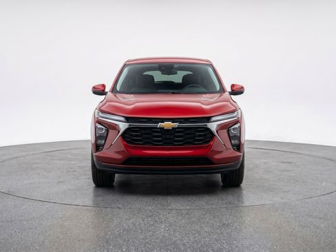 Used 2025 Chevrolet Trax LT FWD image 2