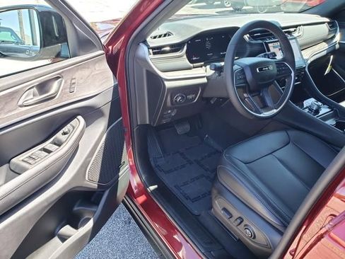 New 2024 Jeep Grand Cherokee L Limited w/ Black Appearance Package image 10