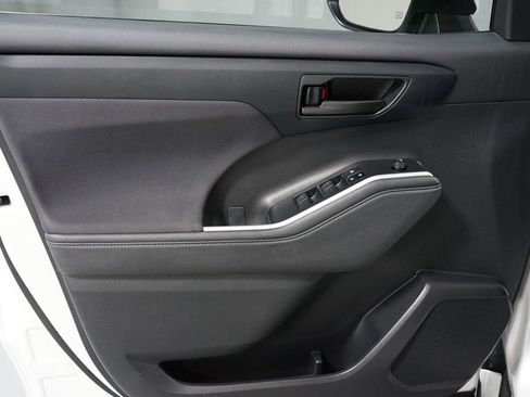Certified 2024 Toyota Highlander LE image 31