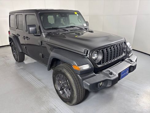 Used 2025 Jeep Wrangler Unlimited Sport AWD/4WD image 2