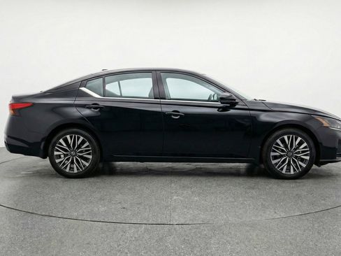 Used 2025 Nissan Altima 2.5 SV image 11