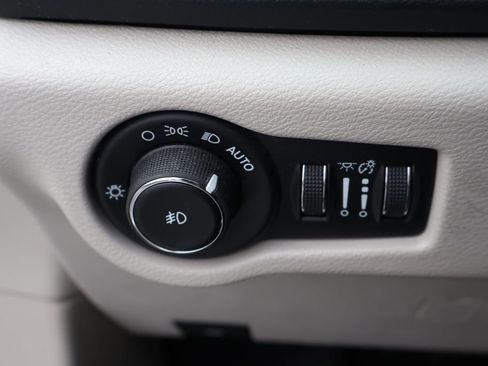 Used 2017 Chrysler Pacifica Touring-L Plus w/ Tire & Wheel Group image 17