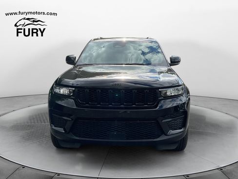 Used 2025 Jeep Grand Cherokee Altitude AWD/4WD image 8