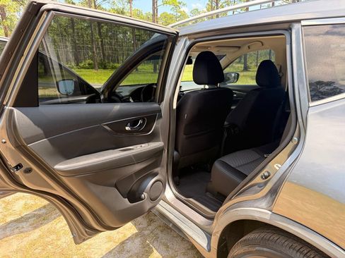 Used 2020 Nissan Rogue SV w/ Premium Package FWD image 24