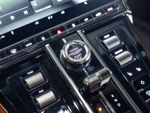Used 2025 Aston Martin V8 Vantage Coupe RWD image 41