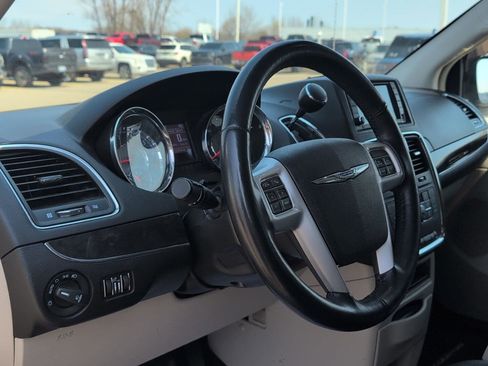 Used 2015 Chrysler Town & Country Touring-L w/ Driver Convenience Group image 18
