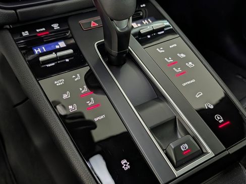 Certified 2025 Porsche Macan 2.0T image 31