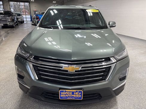 Used 2023 Chevrolet Traverse LT image 2