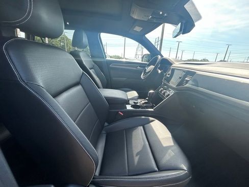 Certified 2023 Volkswagen Atlas Cross Sport SEL R-Line AWD/4WD image 37
