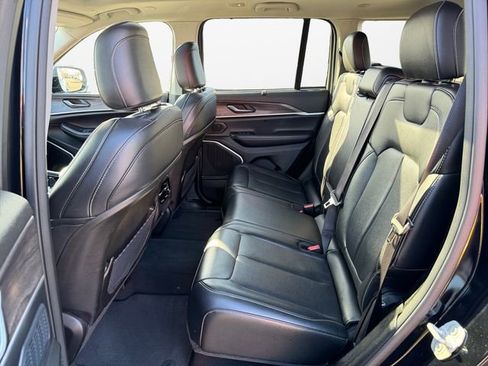 Used 2023 Jeep Grand Cherokee Limited w/ Luxury Tech Group II image 13