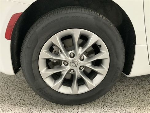 Used 2024 Chrysler Pacifica Touring-L image 14