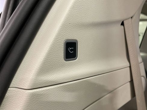 Used 2024 Chrysler Pacifica Touring-L FWD image 27