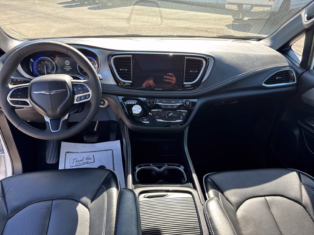 Used 2026 Chrysler Pacifica Limited FWD image 16