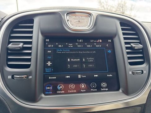 Used 2018 Chrysler 300 Limited image 21