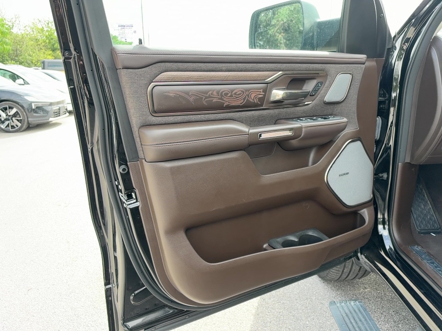 Used 2025 RAM 1500 Limited AWD/4WD image 10