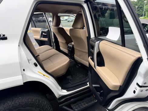 Used 2014 Toyota 4Runner SR5 AWD/4WD image 5