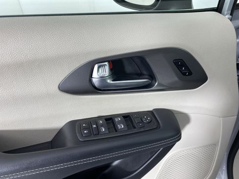 Used 2023 Chrysler Pacifica Touring-L image 14