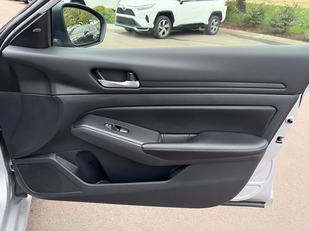 Used 2024 Nissan Altima 2.5 SV FWD image 12