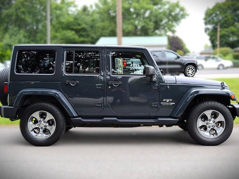 Used 2018 Jeep Wrangler Unlimited Sahara w/ Connectivity Group AWD/4WD image 4
