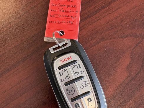 Used 2023 Chrysler Pacifica Touring image 26