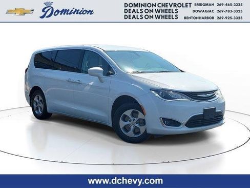 Used 2018 Chrysler Pacifica Touring Plus image 1
