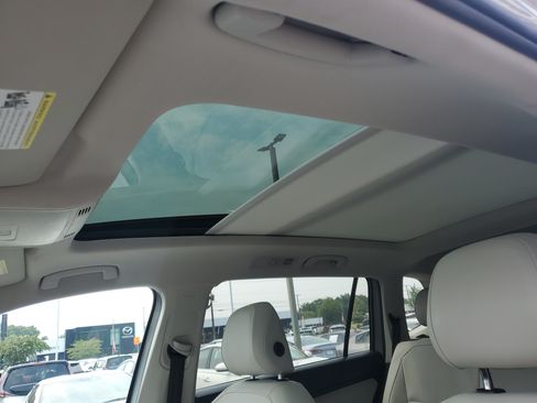 Used 2019 Volkswagen Tiguan SE w/ Panoramic Sunroof Package FWD image 12