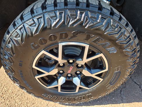 Used 2024 GMC Canyon AT4X image 10