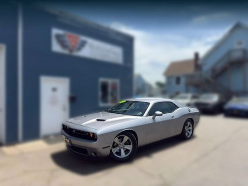 Used 2015 Dodge Challenger SXT RWD image 1