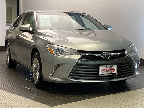 Used 2016 Toyota Camry SE image 2