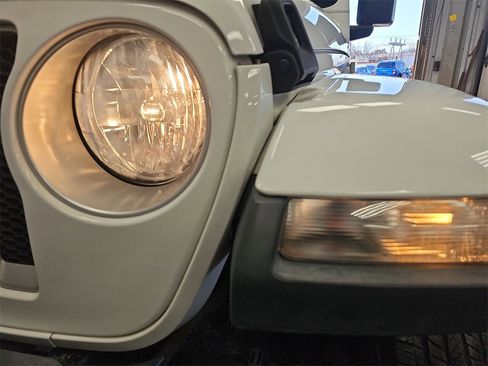 Used 2020 Jeep Wrangler Unlimited Sahara image 29