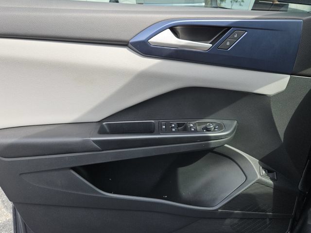Used 2023 Volkswagen Taos SE w/ Panoramic Sunroof Package FWD image 16