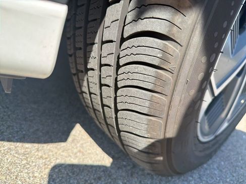 Used 2023 Kia Niro EX image 4