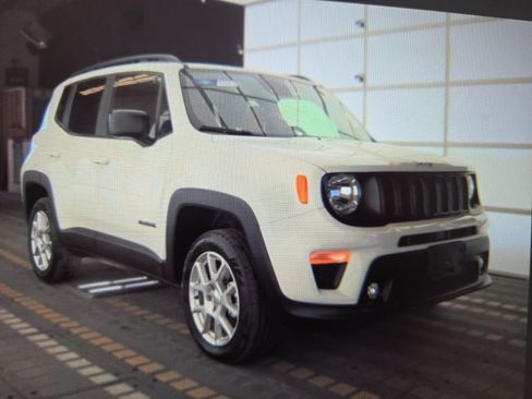 Used 2023 Jeep Renegade Latitude w/ Sun/Sound Group AWD/4WD image 2