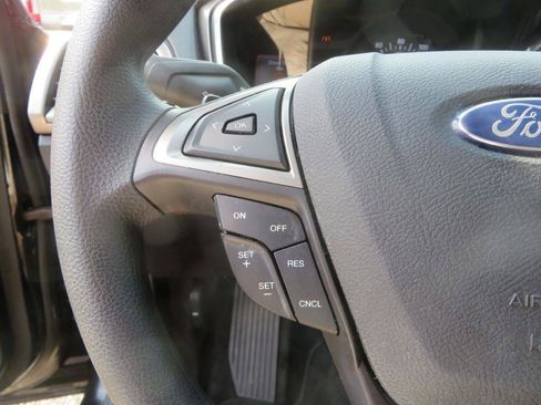 Used 2017 Ford Fusion SE w/ Fusion SE Technology Package FWD image 15
