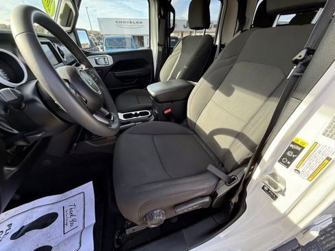 Used 2023 Jeep Gladiator Sport image 11