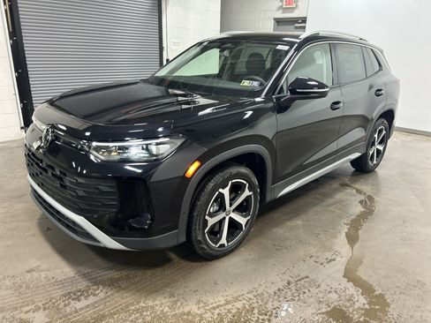 New 2025 Volkswagen Tiguan SE image 6